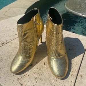 Pour la Victoire gold boots used